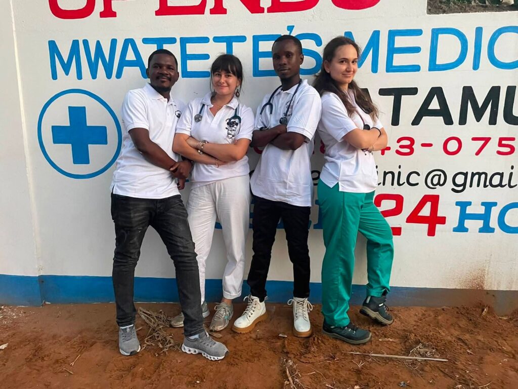 Volontari davanti alla Mwatete Medical Clinic