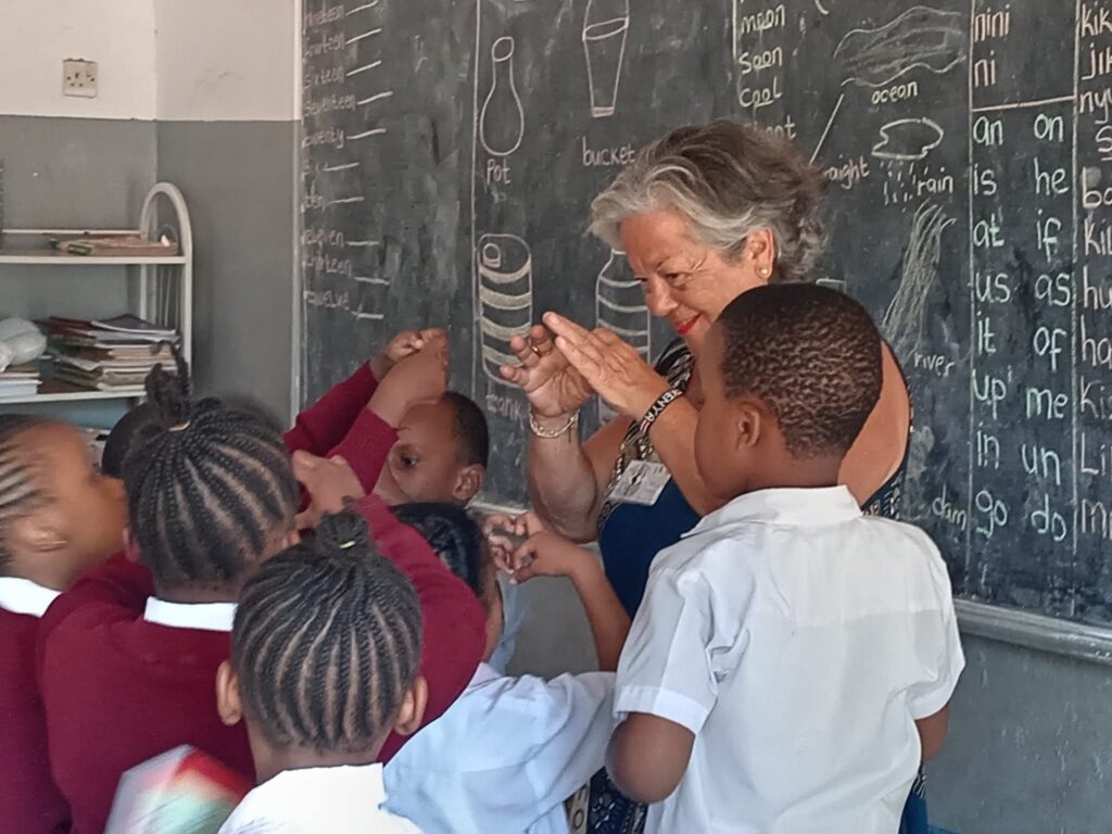 Volontari con gli alunni in classe