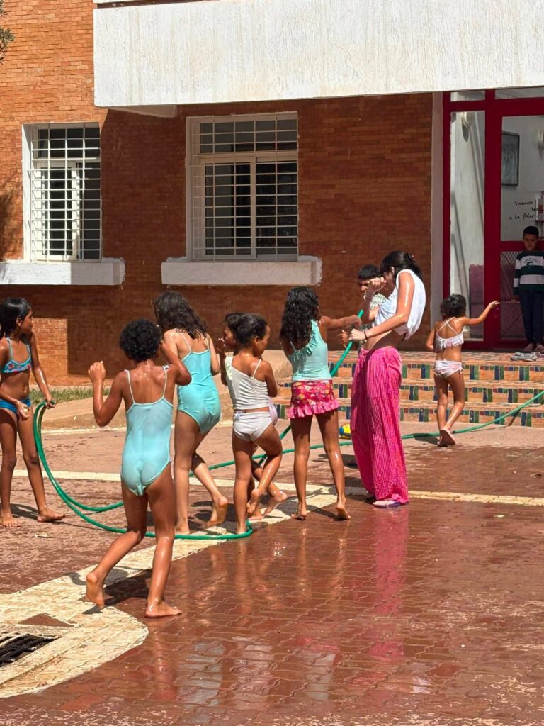 Bambini giocano con l'acqua nel cortile