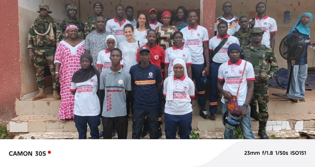 Foto di gruppo con volontari, militari e membri della comunità