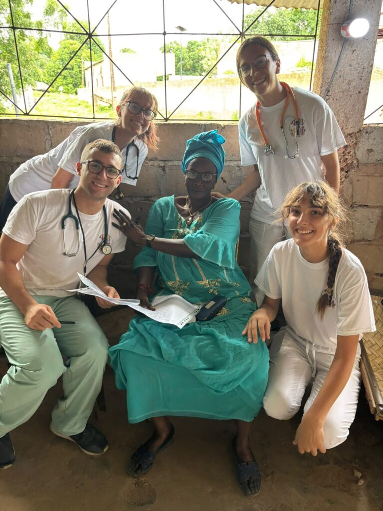 I volontari dell'ambulatorio in posa accanto a una paziente