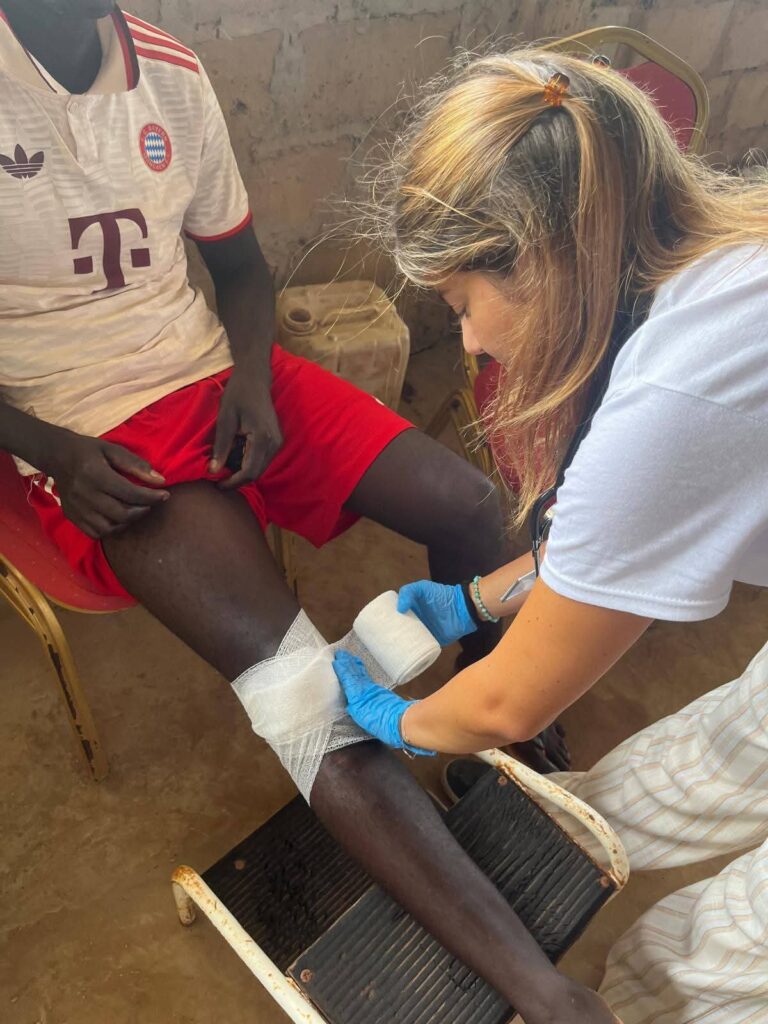 Una volontaria esegue una medicazione