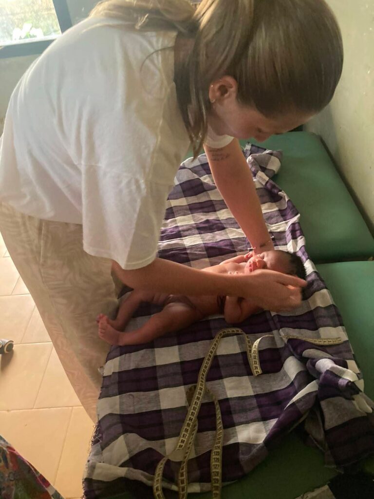 Cure a un neonato nell'ambulatorio