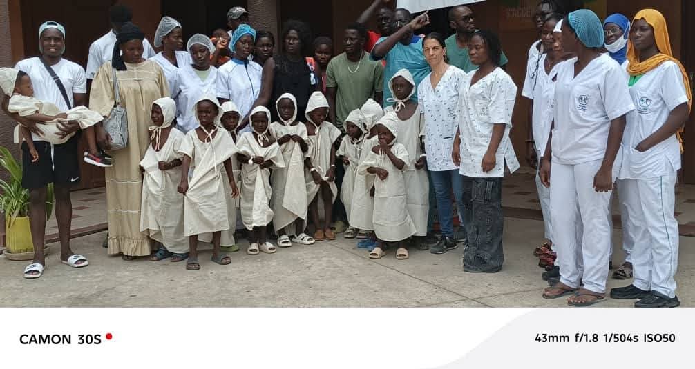 Foto di gruppo di operatori sanitari e bambini durante le giornate medico-socio-culturali