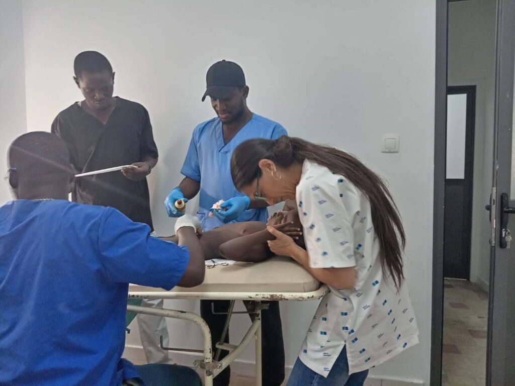 Una volontaria e operatori sanitari al lavoro in reparto