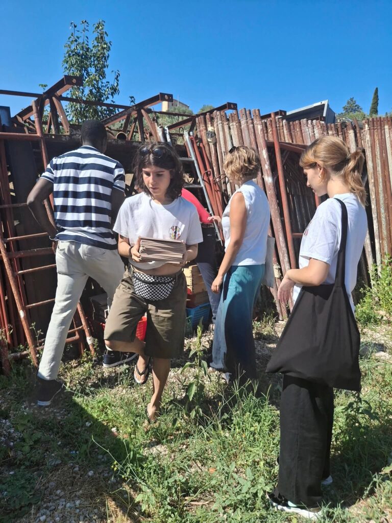Volontarie e ragazzi all'aperto, tra la vegetazione
