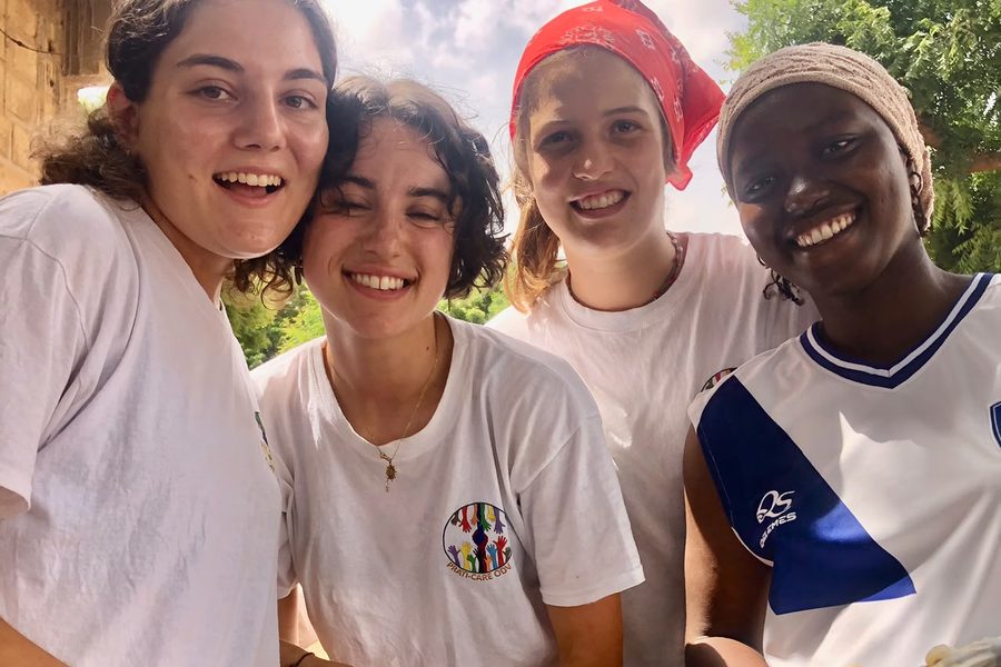 Quattro volontarie sorridenti con la maglietta di Prati-Care ODV