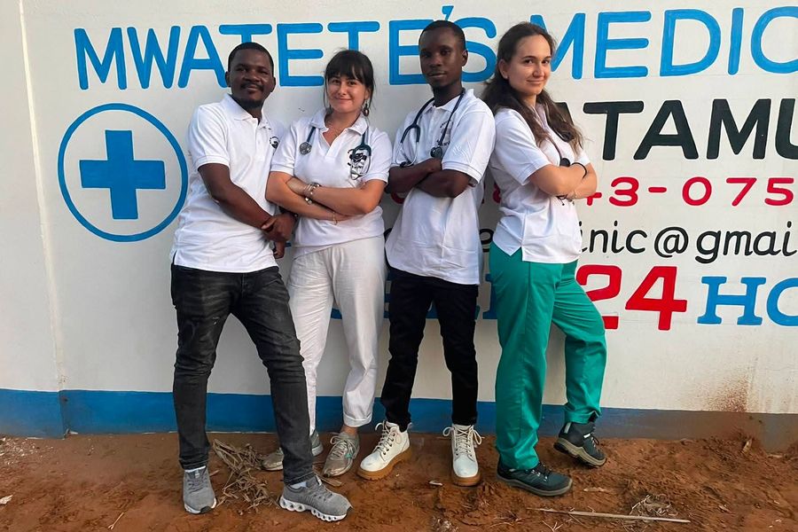 Volontari e personale davanti alla Mwatete Medical Clinic di Watamu