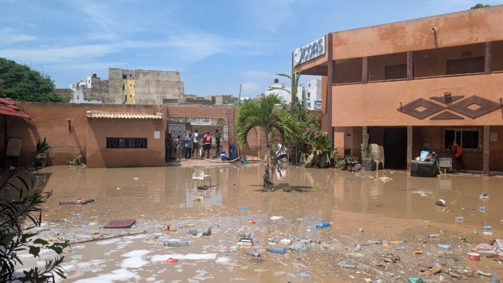 Il cortile della scuola ICOAS di Dakar sommerso dall'acqua e dai detriti