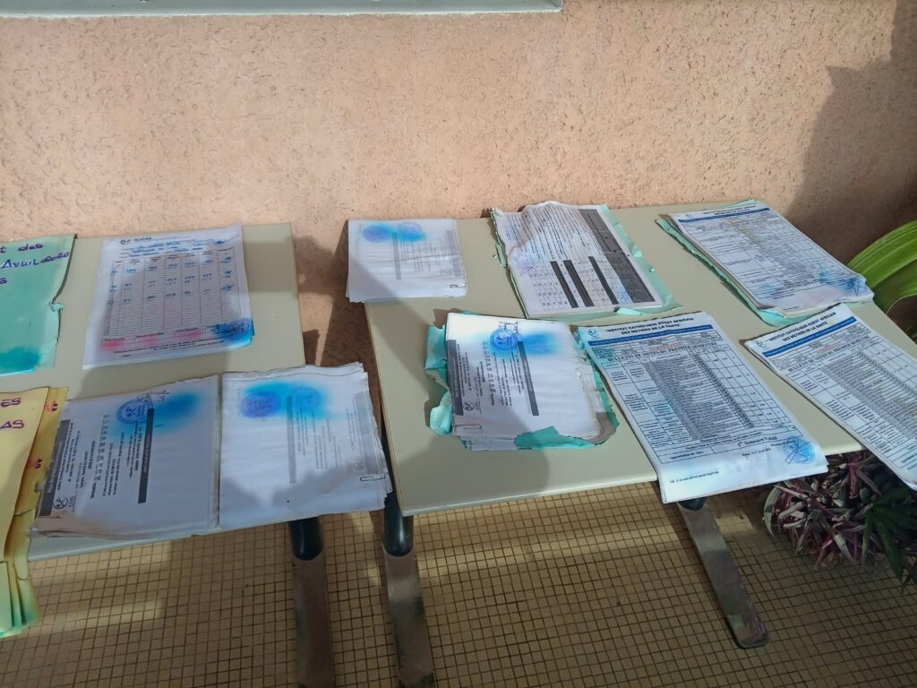 Documenti e registri bagnati messi ad asciugare sui banchi